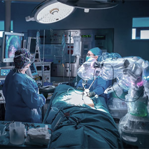 Tým chirurgů spolupracuje na operačním sále