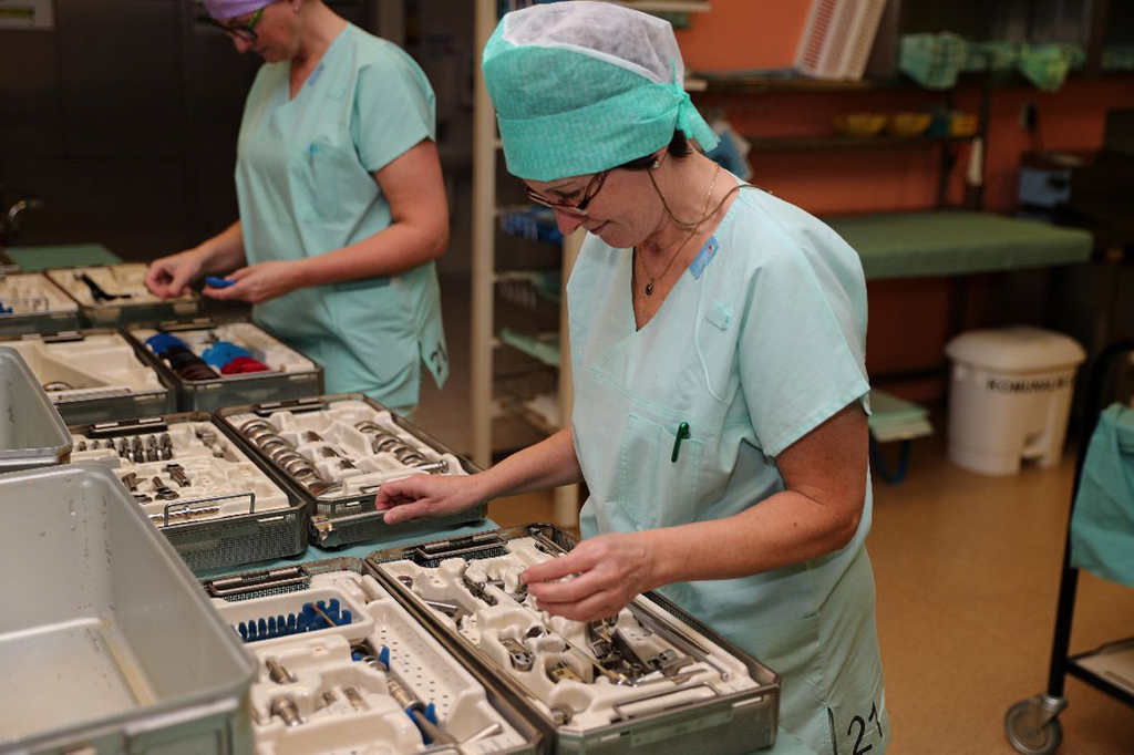 Studentka medicíny z Ukrajiny před chirurgickými nástroji